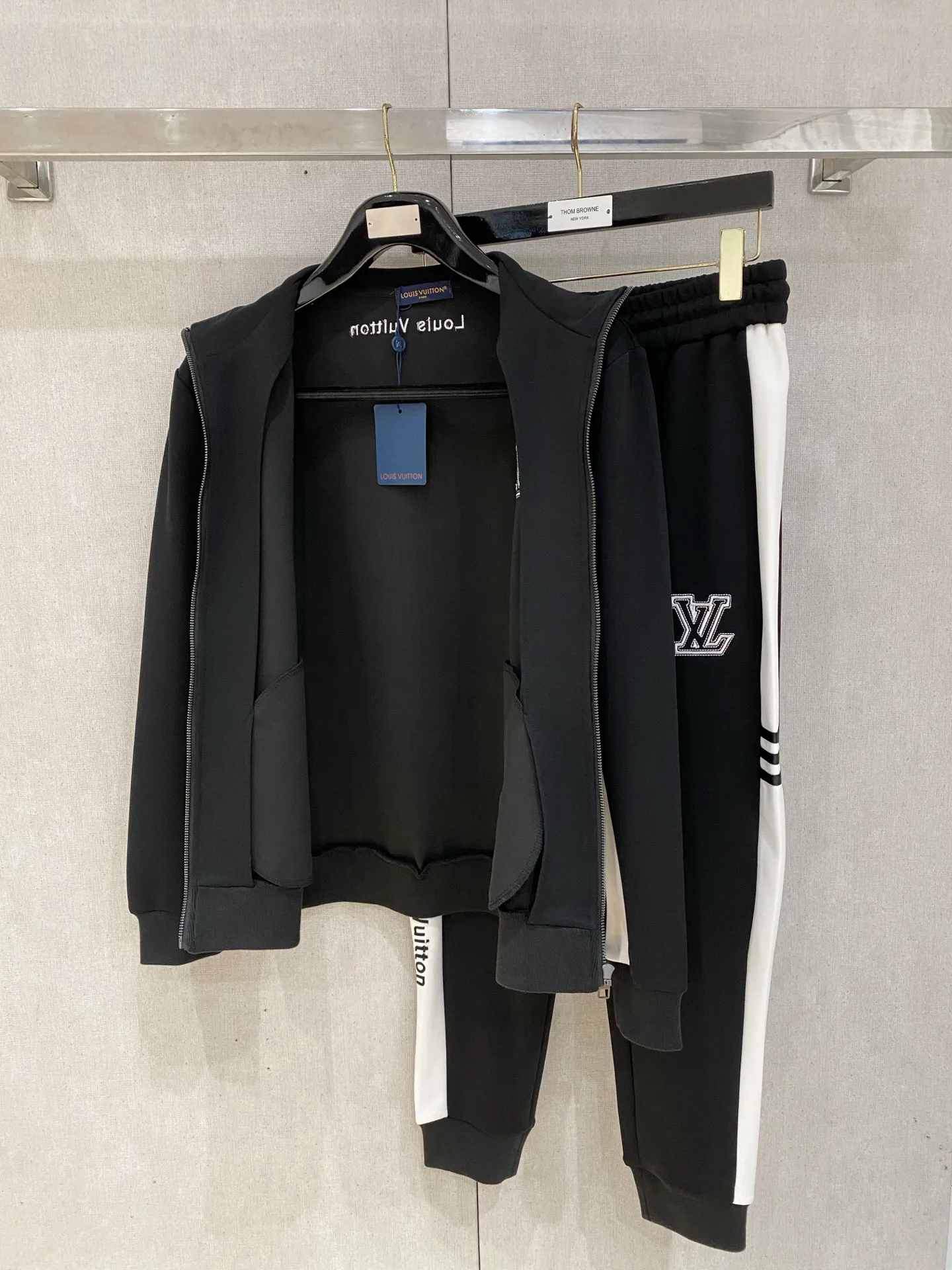 🅿️720 LV hot-selling suit is coming. Focus on the original version of the official website. 2025 new hot-selling cardigan suit. The original order is the best. 🇭🇰The meticulous work of top designers. It has a fitting and perfect upper body effect. All-natural high-quality Tencel Roman cotton 100%, close-fitting comfort, noble and elegant! Original hardware embodies elegance and nobility! Counter size: M-3XL (maximum wear up to 190 pounds)